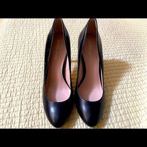 Wmns New BCBG leather stiletto.